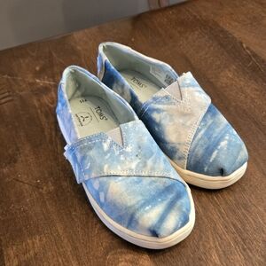 Toms Kids Tie-Dye Blue & White Slip-On Sneakers